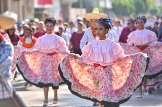 Con orgullo de las tradiciones de México. Estudiantes acudieron vestidas con trajes típicos de las diversas regiones del país, principalmente de la región sur.