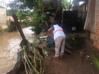 Tras el desbordamiento de los ríos Coatancito, Tiplillo y Texcuyuapán, el Ejercito Mexicano aplicó el Plan DNIII para ayudar en labores de rescate y limpieza de más de un centenar de viviendas inundadas de unas 25 colonias de esta ciudad. (TWITTER)