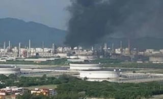 Este martes se registró una explosión de baja intensidad en uno de los tanques de combustible de la refinería 'Antonio Dovalí Jaime', ubicada en el puerto de Salina Cruz, Oaxaca. (ESPECIAL)