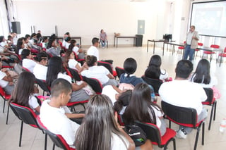 La charla expuesta por el cronista de la ciudad Martín Tavares fue dada ante alumnos del plantel educativo CBTIS número 127. (EL SIGLO DE TORREÓN/BEATRIZ SILVA)