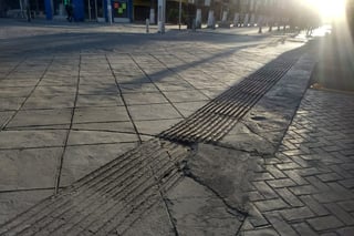 Hay daños en el concreto del suelo de este paseo semipeatonal, lo que ha generado pequeños baches.