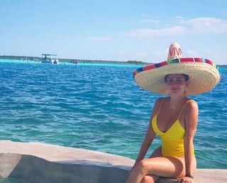 Tranquila. En su Instagram, subió varias fotos posando en las playas de Bacalar con un traje de baño amarillo y sombrero. (ESPECIAL) 
