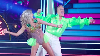 En programa. Sean Spicer junto a la bailarina Lindsay Arnold en Dancing With the Star. (ESPECIAL) 