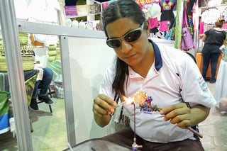 Gisel recorre México en exposiciones, donde ofrece artículos hechos en técnica de vidrio soplado. (EL SIGLO DE TORREÓN)