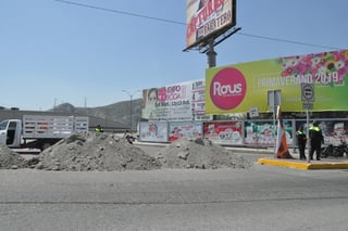 Se colocaron montones de arena con señalamientos para indicar sobre las obras y evitar accidentes. (FABIOLA P. CANEDO/EL SIGLO DE TORREÓN)