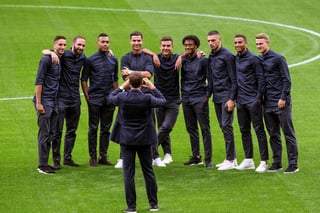 El delantero lusitano (c) posa junto a sus compañeros de la Juventus en la cancha del Estadio Metropolitano de la ciudad madrileña. (EFE)
