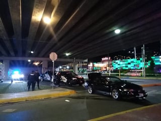 Una intensa movilización policiaca se registró anoche en la zona sur de Monterrey, tras una persecución que acabó en balacera en las inmediaciones de un supermercado -Soriana Contry- abierto las 24 horas del día, que causó pánico entre las personas que se encontraban en el lugar. (TWITTER/@CESAR_ROJAS6)