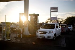 El secretario de Hacienda, Arturo Herrera, informó que el precio de la gasolina ha disminuido en 1% en los 10 meses que van de la presente administración. (ARCHIVO)
