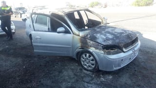 Un gran susto se llevó el conductor de un automóvil Chevrolet Corsa después de que la unidad comenzará a arder a causa de un corto circuito. (EL SIGLO DE TORREÓN)
