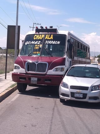 Además del autobús de pasajeros conocidos como “rojos” se vieron involucrados dos vehículos más, un Chevrolet, color gris y un Ford verde.