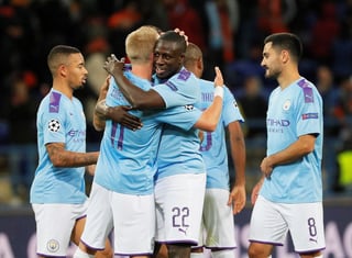 Jugadores del Manchester City celebran tras el partido, donde derrotaron 3-0 como visitantes al Shakthar Donetsk. (EFE)