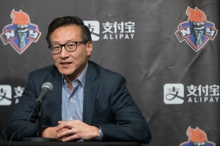 Joe Tsai desembolsó en total 3,500 millones de dólares para quedarse con el equipo y el estadio donde juegan. (ARCHIVO)