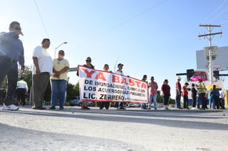 Por más de una hora miembros del Frente Ciudadano de Torreón mantuvieron cerrada la vialidad de la calzada José Vasconcelos y calle Pavorreal en la colonia Provitec. (JESÚS GALINDO)