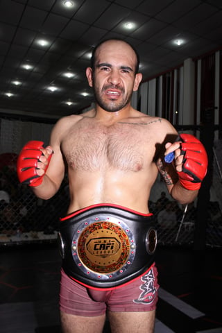 El sampetrino Antonio Arellano logró el campeonato de peso welter de la liga CAFI, avalada por la Federación de Artes Marciales Mixtas. (ESPECIAL) 