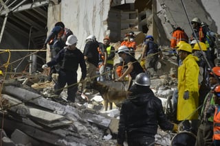 El 19 de septiembre de 2017 un fuerte sismo sacudió a la CDMX, adonde llegaron los binomios caninos de Torreón a ayudar. (CORTESÍA)