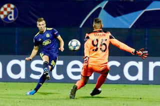 Mislav Orsic anota uno de sus tres tantos, en la goleada del Dinamo Zagreb 4-0 sobre Atalanta. (AP)