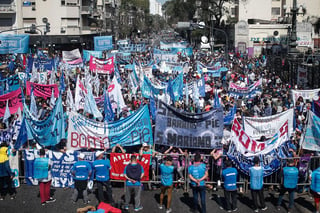 Miles de argentinos se manifiestan para pedirle al senado la aprobación de la emergencia sanitaria en el país; el parlamento ayer frenó una posible aprobación de esta ley. (ARCHIVO)
