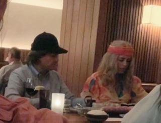 En infraganti. La pareja fue vista cenando en un restaurante japonés, al parecer no querían ser reconocidos, pues iban disfrazados.