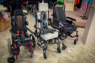 Las 90 sillas que se entregarán en esta ocasión, son adaptadas a las características físicas de las personas y representa una inversión de 846 mil pesos. (EL SIGLO COAHUILA)