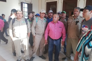 Trabajadores de Sapal fueron a la sesión de Cabildo celebrada ayer para pedir audiencia con el alcalde. (EL SIGLO DE TORREÓN/EDITH GONZÁLEZ)