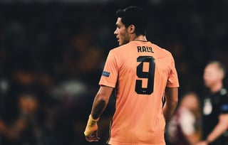 Raúl disputó todo el partido con el cuadro inglés. (ESPECIAL) 