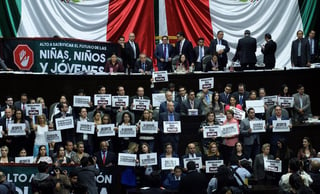 Al comenzar la sesión, legisladores de oposición tomaron la tribuna con carteles y mantas. (ARCHIVO)