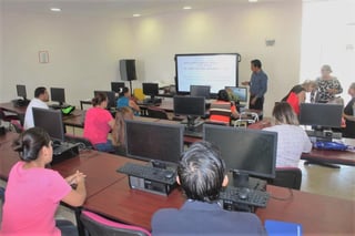 La plática fue este viernes en la sala de computación de la Infoteca General Francisco L. Urquizo y estuvo a cargo de Alberto Ramos Magaña. (EL SIGLO DE TORREÓN)