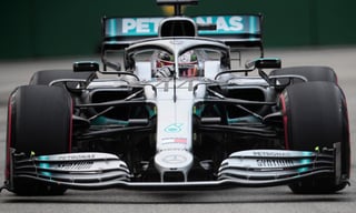 Lewis Hamilton buscará hoy otra 'pole' más en su carrera, el británico fue el más rápido en la segunda práctica ayer. (EFE)