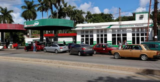 Filas de automóviles se extienden por varias cuadras de las calles de Cuba, en espera de cargar combustible.