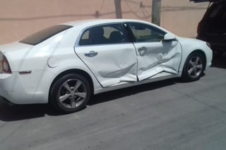 Choque entre dos autos deja daños materiales de 50 mil pesos.