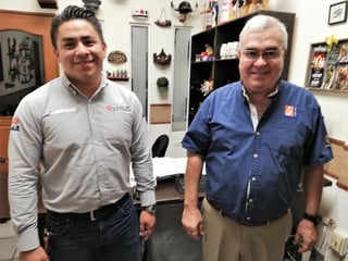 David Sada, presidente de la AWS Capítulo Laguna y Jociass Otoniel Aguirre, representante de venta de UJUETA Mex. (EL SIGLO DE TORREÓN)