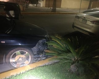 Se impactó contra un auto de la marca Ford, línea Fusion color blanco estacionado en la calzada Mónaco. (EL SIGLO TORREÓN)