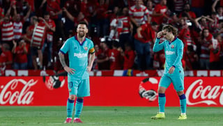 Lionel Messi (i) jugó sus primeros minutos de la campaña, pero no pudo impedir la derrota.