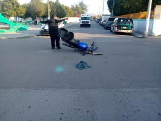 Con golpes fuertes en diferentes partes del cuerpo terminó el conductor de una motocicleta que impactó un automóvil la tarde de ayer sábado en la colonia Fidel Velázquez, de Gómez Palacio. (EL SIGLO DE TORREÓN)