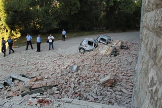 Unas 105 personas lesionadas dejó el sismo de magnitud 5.8 en la escala de Richter, el más intenso en 30 años, ocurrido la víspera en Albania, el cual también ocasionó daños en cientos de viviendas, señalaron las autoridades albanesas. (EFE)