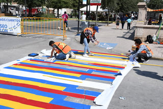 Durante el domingo se realizaron intervenciones artísticas en diez pasos peatonales de Torreón, como parte de 'Manos a la Cebra'. (FERNANDO COMPEÁN)
