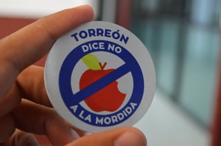 Se siguen entregando distintivos de la campaña 'Torreón dice no a la mordida' a los agentes de Vialidad y Seguridad Pública. (ROBERTO ITURRIAGA)