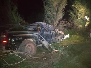 Las autoridades de la Policía Vial aseguraron la camioneta del fallecido, que terminó completamente destrozada, para depositarla en el corralón municipal. (EL SIGLO DE TORREÓN)