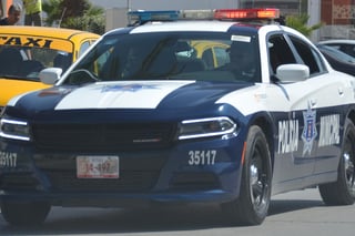 Oficiales de la Dirección de Seguridad Pública Municipal de Torreón, lograron recuperar dos unidades con reporte de robo vigente. (ARCHIVO)
