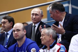 El presidente del Comité Olímpico Ruso, Stanislav Pozdniakov (d), habla con el presidente de Rusia Vladimir Putin en un evento de levantamiento de pesas. (ESPECIAL) 