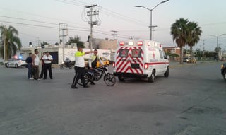 Conductor de moto se impacta con auto al oriente de Torreón, resultó lesionado. (EL SIGLO DE TORREÓN)
