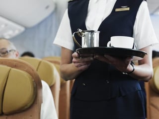 La asistente de vuelo señala los lugares que no se limpian tan seguido en un avión. (INTERNET)