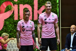 La playera es en su totalidad en color rosa, con los patrocinadores del equipo en color negro. (JESÚS GALINDO)