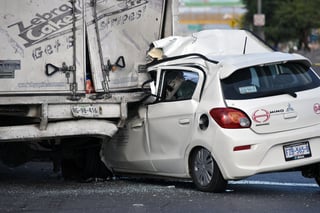 El conductor del vehículo Mitsubishi perdió la vida tras el fuerte impacto con un camión repartidor. (EL SIGLO DE TORREÓN)