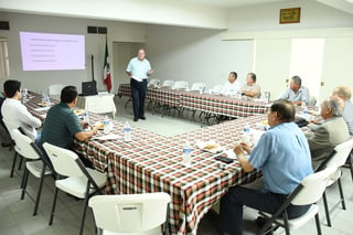 Plática.- Empresarios se reunieron con Francisco Servín Peza para que les explicara aspectos fiscales. (EL SIGLO DE TORREÓN/FERNANDO COMPEÁN)