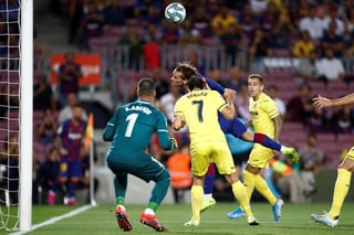 Antoine Griezmann marca de cabeza, tras un tiro de esquina, el primer tanto del Barcelona. (EFE)
