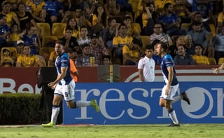 Lucas Cavallini (i) celebra tras marcar el único tanto, en la victoria del Puebla 1-0 sobre los Tigres en el 'Volcán' Universitario. (EFE)