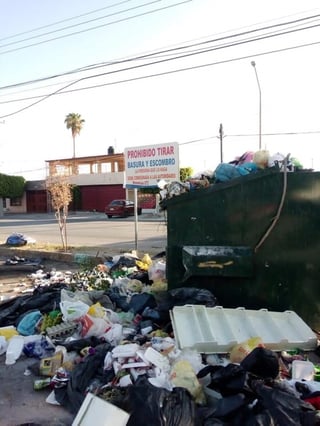 Por más de 20 días no han acudido a recoger la basura en la calle Cipreses, frente a un centro del DIF. (EL SIGLO DE TORREÓN)