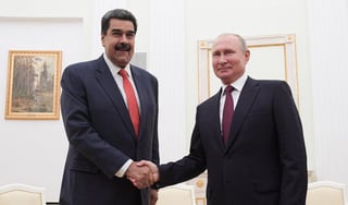 Rusia 'apoya consistentemente a las autoridades legítimas de Venezuela, incluida la Presidencia y el Parlamento, y, por supuesto, aplaudimos el diálogo que usted, señor presidente, y su gobierno mantienen con la oposición', dijo Putin. (EFE)