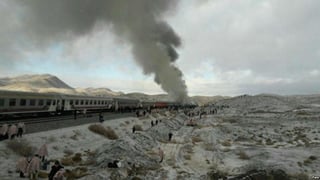 Al menos cuatro personas murieron y otras 35 resultaron heridas al descarrilar este miércoles un tren en la provincia de Sistan y Baluchistan, en el sureste de Irán. (ESPECIAL)